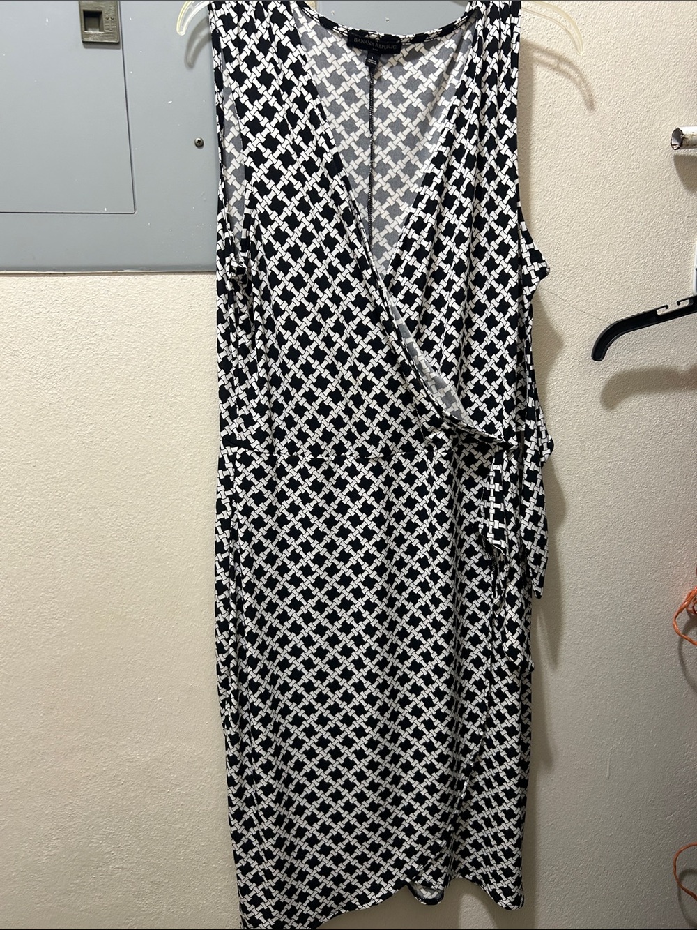 Banana Republic Sleeveless Black & White Wrap Dress